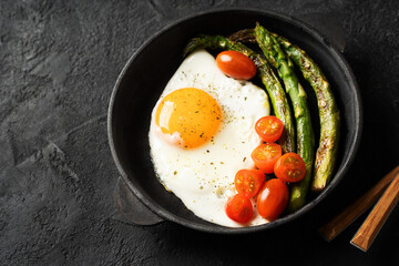 Healthy Egg Breakfast with Grilled Asparagus and Tomatoes