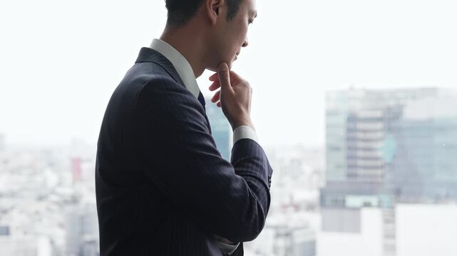 考える、不安、心配、ストレス、転職、不景気、悩む、悩み、ビジネスマン、経営者、サラリーマン、社長、ビジネスパーソン、オフィス、人材、日本人、ビジネス、逆光、シリアス、都市、展望、ミドルエイジ、男性、中高年、中年、迷う、困る、疑問、不満、トラブル、問題、課題、憂うつ、メンタルヘルス、イライラ、決断、判断、リーダーシップ、人手不足、経営、マネジメント、管理職、企業、会社員、重圧、プレッシャー、60p、