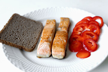 Salmon slices with bread and red pepper