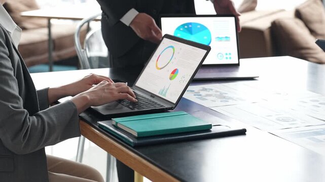 ビジネス、会議、提案、指導、コーチング、チームワーク、ビジネスパーソン、人材、企業、ミーティング、女性、資料、男性、事務、経理、会計、決算、コスト、データ、コストカット、経費削減、節税、税理士、財務、税務、指示、管理職、社長、経営者、経営、マネジメント、ノートパソコン、PC、DX、IT、情報、確定申告、オフィス、日本人、顔なし、会社員、書類、戦略、グラフ、統計、リサーチ、調査、スローモーション、人