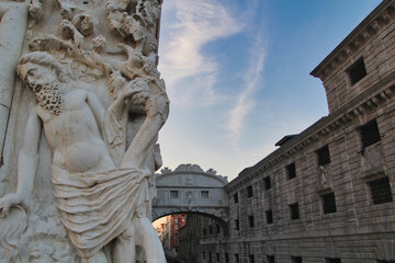 Obraz premium Bridge of Sighs and Venetian Sculpture at Sunset. An artistic composition