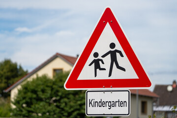 Schild, Hinweis, - Kindergarten - Achtung