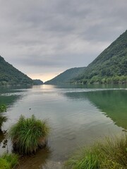 Lago di montagna immerso nella natura incontaminata