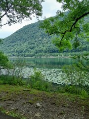 Lago di montagna immerso nella natura incontaminata