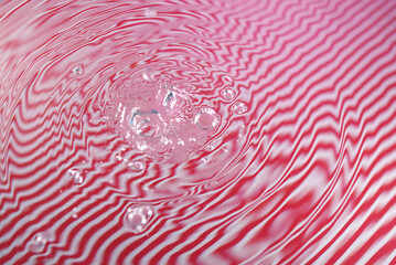 Ondes surface aquatique et fond rayures blanches et rouges