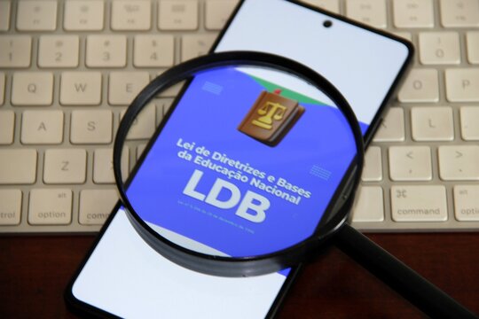 LDB  - Lei de Diretrizes e Bases da Educa&ccedil;&atilde;o Nacional, lei que regulamenta todo o sistema de ensino no Brasil, desde a educa&ccedil;&atilde;o infantil at&eacute; o ensino superior.