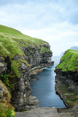 Wysokie i strome klify Wysp Owczych Dania