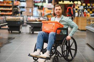 Obraz premium Customer using wheelchair buying groceries in supermarket