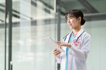 病院で働く若い女性医師「撮影協力：スカパー東京メディアセンター」