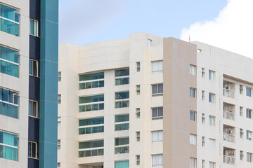 Pr&eacute;dios residenciais modernos em bairro nobre.