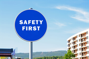 Obraz premium Safety First sign on pole in city outdoors