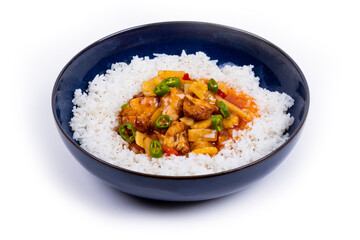 recette de poulet et son riz sauce aigre douce dans une assiette bowl - photographie studio sur fond blanc - plat cuisiné