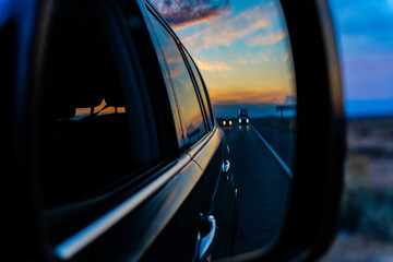 アメリカ　広大な荒野と車のサイドミラーに写る夕焼け　グランドキャニオングランドサークル