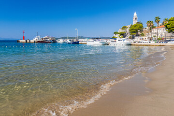 Der Hafen und die Bucht von Lopud in den Elafiten and der Riviera von Dalmatien nahe Dubrovnik in...