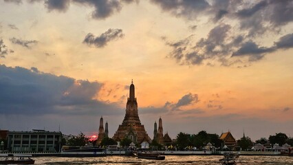 Naklejka premium Wat Arun Ratchawararam Ratchaworamahawihan, tourist attractions in Thailand