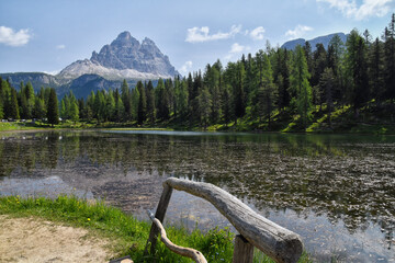 Il caratteristico lago alpino di Antorno,in Trentino,tra il lago di Misurina e le Tre cime di...