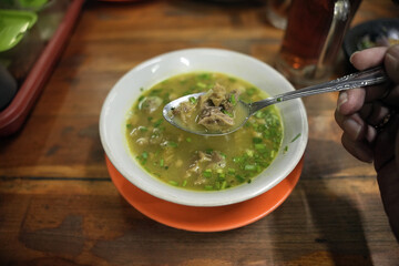 Empal Gentong. Sup daging sapi tradisional berkuah santan dari Cirebon, Jawa Barat.