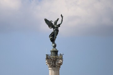Monument aux Girondins, au centre de la place des Quinconces, à la mémoire des députés...