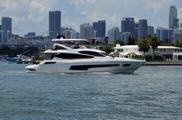 Luxury Motor Yacht adMiami Skyline