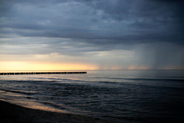 Bałtyk, morze, woda, zachód słońca, plaża, mewa, chmury, krajobraz