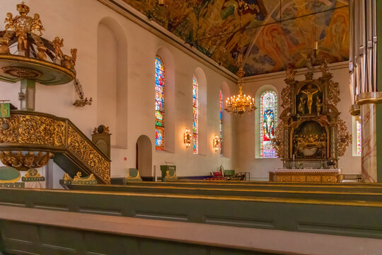 cristaleras multicolor con motivos religiosos en Oslo, Noruega