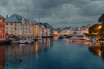 Fototapeta premium Fotografía nocturna de un paisaje urbano, acuático en Alesund, Noruega