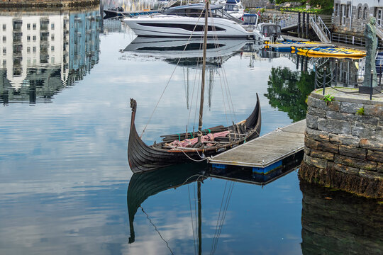 Barca vikinga en un canal de Alesund, Noruega
