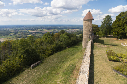 Situ&eacute; sur les premiers contreforts du massif du Jura, le ch&acirc;teau de Chevreaux est r&eacute;nov&eacute; gr&acirc;ce &agrave; une association