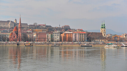 Obraz premium Landscape of a peaceful winter day on the Danube River in Budapest.