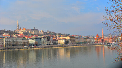 Obraz premium The River Danube flowing through the monumental city of Budapest.