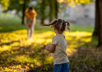 Obraz premium Girl with her back to the camera as she looks at her mom