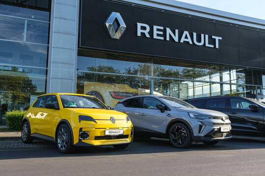 Renault dealership with modern cars parked under brand signage