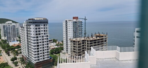 Hotel y playa tropical, mar cristalino y sol radiante. Vacaciones Santa Marta Colombia