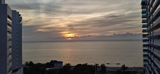Playa tropical, amanecer, mar cristalino y sol radiante. Vacaciones Santa Marta Colombia