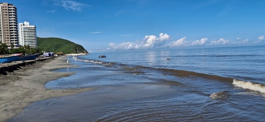 Playa tropical, mar cristalino y sol radiante. Vacaciones Santa Marta Colombia