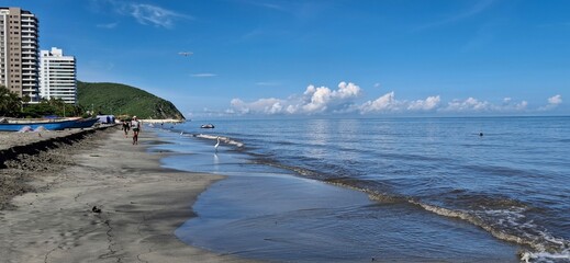Playa tropical, mar cristalino y sol radiante. Vacaciones Santa Marta Colombia