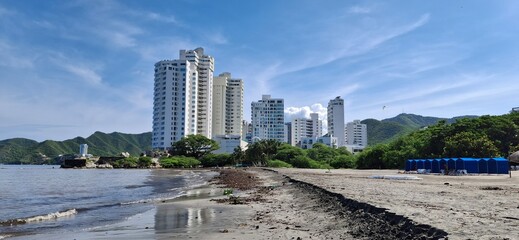 Playa tropical, mar cristalino y sol radiante. Vacaciones Santa Marta Colombia