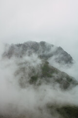 Mystischer Berggipfel umh&uuml;llt von dichten Nebelschwaden