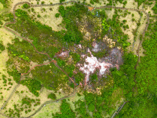 Paisagem vulcânica em vista aérea na ilha Terceira nos Açores 