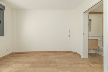 Bright room with light parquet flooring, ideal for imagining a space full of life and design