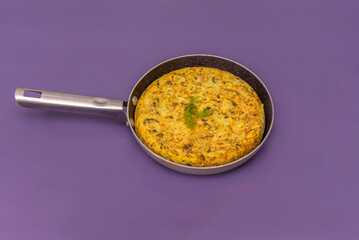 Potato omelet served in a clay pot, maintaining the heat and presenting that traditional rustic appearance