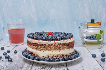 Rustic Red Velvet: tousled frosting with a spatula, fresh blueberries, and rosemary sprigs for a country look