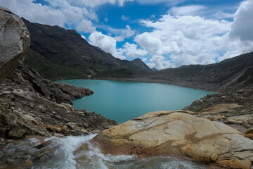 Obraz premium Turquoise Glacial Lake in the Peruvian Andes