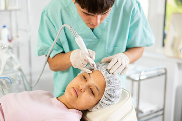 Using device and hydrogen oxygen cleaning attachment, young specialist meticulously performs...