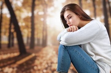 Obraz premium Upset crying woman has problems.