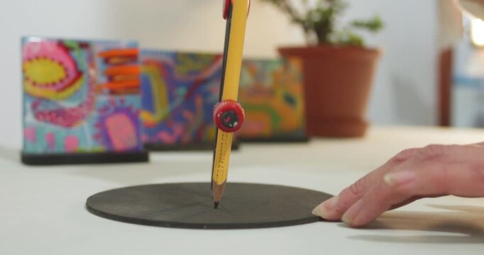 Marcando una mandala con comp&aacute;s