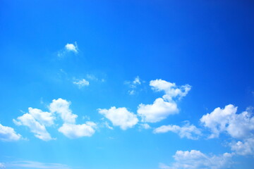 青空に浮かぶ白い雲