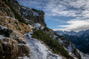 Obraz premium a snow-covered mountain trail with a panorama of the Tatra peaks