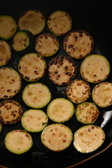 ズッキーニをフライパンで焼いている様子