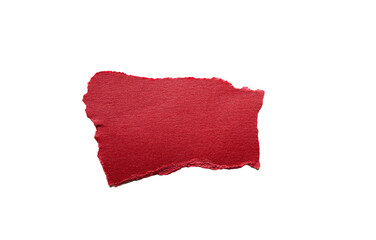 Fragmento de papel rojo rasgado con textura visible sobre fondo aislado